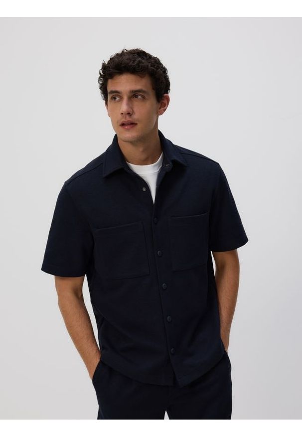 Reserved - Koszula regular z krótkim rękawem - granatowy. Kolor: niebieski. Materiał: dzianina. Długość rękawa: krótki rękaw. Długość: krótkie