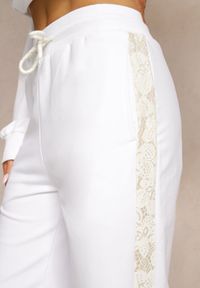 Renee - Białe Spodnie Dresowe z Bawełną High Waist i Koronkowymi Lampasami Eviariel. Okazja: na co dzień. Stan: podwyższony. Kolor: biały. Materiał: dresówka, bawełna, koronka. Styl: casual #3