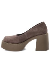Brązowe Półbuty Karino Eleganckie Obuwie Damskie Na Obcasie. Okazja: na co dzień. Kolor: brązowy. Materiał: welur. Wzór: aplikacja. Obcas: na obcasie. Styl: elegancki. Wysokość obcasa: średni #4