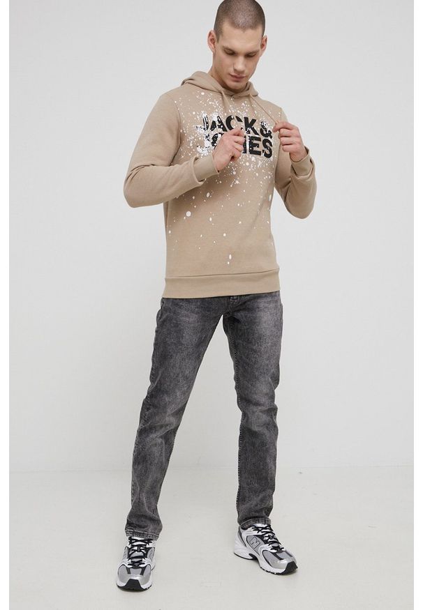 Jack & Jones bluza męska kolor beżowy z kapturem z nadrukiem. Okazja: na co dzień. Typ kołnierza: kaptur. Kolor: beżowy. Materiał: dzianina. Wzór: nadruk. Styl: casual