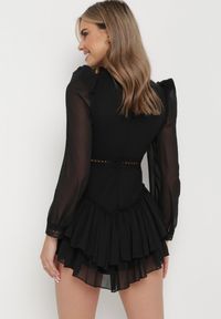 Born2be - Czarna Rozkloszowana Sukienka Kombinezon Mini z Falbankami Gilha. Typ kołnierza: kołnierz z falbankami. Kolor: czarny. Materiał: koronka. Wzór: aplikacja. Długość: mini #3