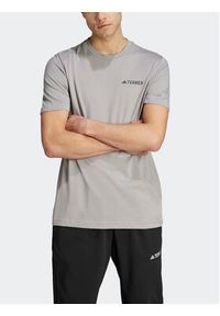 Adidas - adidas T-Shirt IL5064 Szary Regular Fit. Kolor: szary. Materiał: bawełna