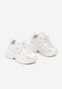 Born2be - Białe Sneakersy na Grubej Tłoczonej Podeszwie z Geometrycznym Motywem Soloria. Okazja: na co dzień. Zapięcie: sznurówki. Kolor: biały. Materiał: jeans. Wzór: geometria