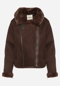 Born2be - Brązowa Kurtka Biker z Imitacji Zamszu z Futrzanymi Mankietami i Kołnierzem Awedine. Okazja: na co dzień. Kolor: brązowy. Materiał: futro, zamsz. Sezon: zima, jesień. Styl: casual, klasyczny #4