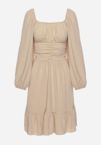 Born2be - Jasnobeżowa Sukienka Auxede. Typ kołnierza: dekolt kwadratowy. Kolor: beżowy. Materiał: tkanina. Długość rękawa: długi rękaw. Wzór: gładki #2