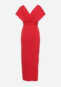 Born2be - Czerwona Wieczorowa Sukienka z Kopertowym Dekoltem i Rozcięciem z Materiałowym Paskiem Vorni. Okazja: na co dzień. Kolor: czerwony. Materiał: materiał. Typ sukienki: kopertowe. Styl: wizytowy #6