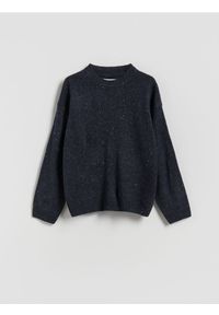 Reserved - Sweter z naszywką - granatowy. Kolor: niebieski. Materiał: dzianina, wełna. Wzór: aplikacja