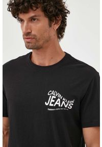 Calvin Klein Jeans t-shirt bawełniany kolor czarny z nadrukiem. Kolor: czarny. Materiał: bawełna. Długość rękawa: krótki rękaw. Długość: krótkie. Wzór: nadruk. Styl: klasyczny #1