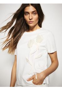 Reserved - T-shirt z aplikacją - biały. Kolor: biały. Materiał: bawełna, dzianina. Wzór: aplikacja. Styl: klasyczny #1