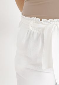 Born2be - Białe Szorty Partheia. Kolekcja: plus size. Kolor: biały. Materiał: tkanina, materiał. Wzór: gładki, jednolity #6