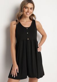 Born2be - Czarna Sukienka o Rozkloszowanym Kroju na Szerokich Ramiączkach z Guzikami Jenovira. Okazja: na co dzień. Kolor: czarny. Długość rękawa: na ramiączkach. Styl: casual #1