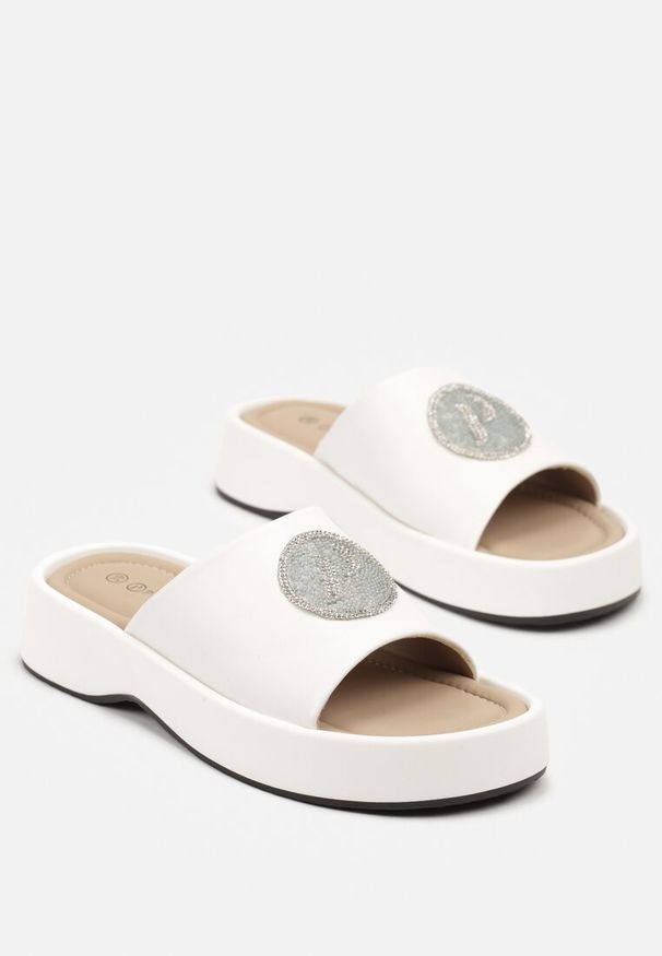 Renee - Białe Klapki na Niskiej Platformie z Cyrkoniową Aplikacją Idanela. Okazja: na co dzień. Kolor: biały. Materiał: jeans. Wzór: aplikacja. Sezon: lato. Obcas: na platformie. Styl: casual