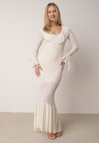 Born2be - Beżowa Koktajlowa Sukienka Koronkowa z Dekoltem V i Falbanami Frevina. Okazja: na komunię, na wesele, na ślub cywilny. Typ kołnierza: dekolt w kształcie V. Kolor: beżowy. Materiał: koronka. Wzór: koronka. Styl: wizytowy #5