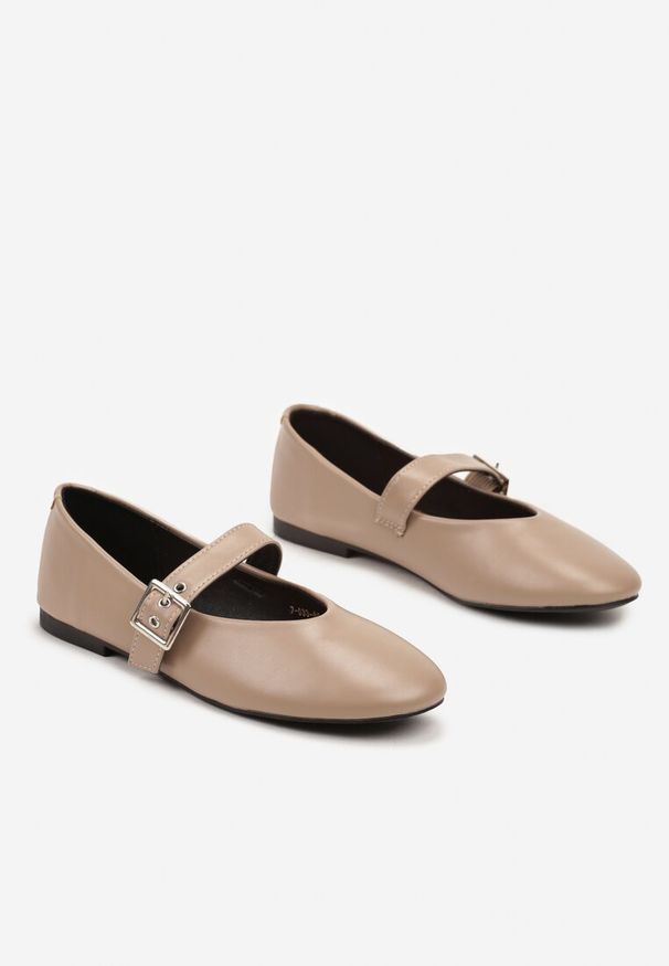 Renee - Ciemnobeżowe Balerinki na Płaskiej Podeszwie Mary Jane Ozdobione Paskiem ze Sprzączką Fareloma. Okazja: do pracy, na spacer. Zapięcie: pasek. Kolor: beżowy. Wzór: aplikacja. Sezon: wiosna. Obcas: na płaskiej podeszwie. Styl: klasyczny, elegancki
