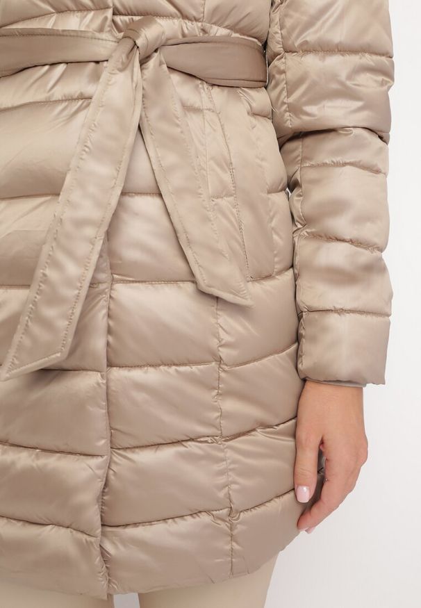 Born2be - Beżowa Pikowana Kurtka z Paskiem i Futrzanym Kołnierzem Gunnitte. Typ kołnierza: bez kaptura. Kolor: beżowy. Materiał: futro. Styl: elegancki