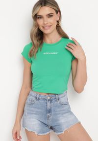 Born2be - Zielony Dopasowany T-shirt Cropped z Napisem z Pzodu Yaloena. Okazja: na co dzień. Kolor: zielony. Materiał: jeans, materiał. Wzór: napisy. Styl: casual, elegancki, wizytowy #1