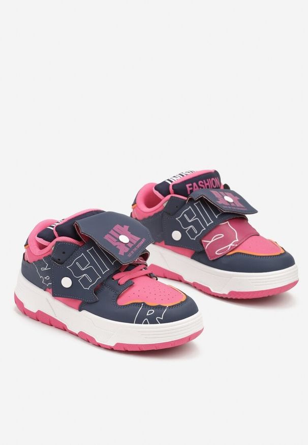 Renee - Granatowo-Różowe Sneakersy na Płaskiej Podeszwie Ozdobione Napisami Griefra. Nosek buta: okrągły. Zapięcie: sznurówki. Kolor: niebieski. Materiał: jeans, materiał. Wzór: aplikacja, napisy. Obcas: na płaskiej podeszwie. Wysokość obcasa: niski