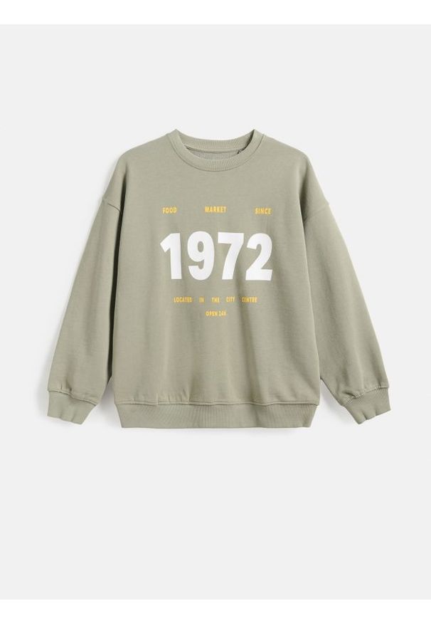 Reserved - Bawełniana bluza z nadrukiem - oliwkowy. Kolor: oliwkowy. Materiał: bawełna. Wzór: nadruk