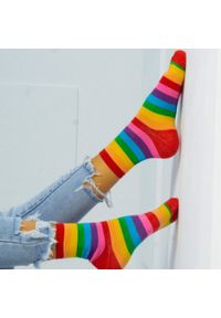 Milena - Skarpetki damskie w tęczowe paski 1151 żywe. Kolor: wielokolorowy. Materiał: bawełna, elastan, poliamid, materiał. Wzór: paski