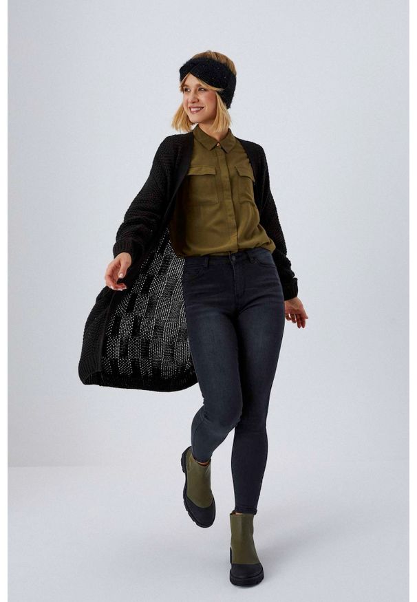 MOODO - Luźny kardigan. Typ kołnierza: dekolt w serek. Materiał: akryl. Długość rękawa: długi rękaw. Długość: długie. Wzór: gładki, ze splotem