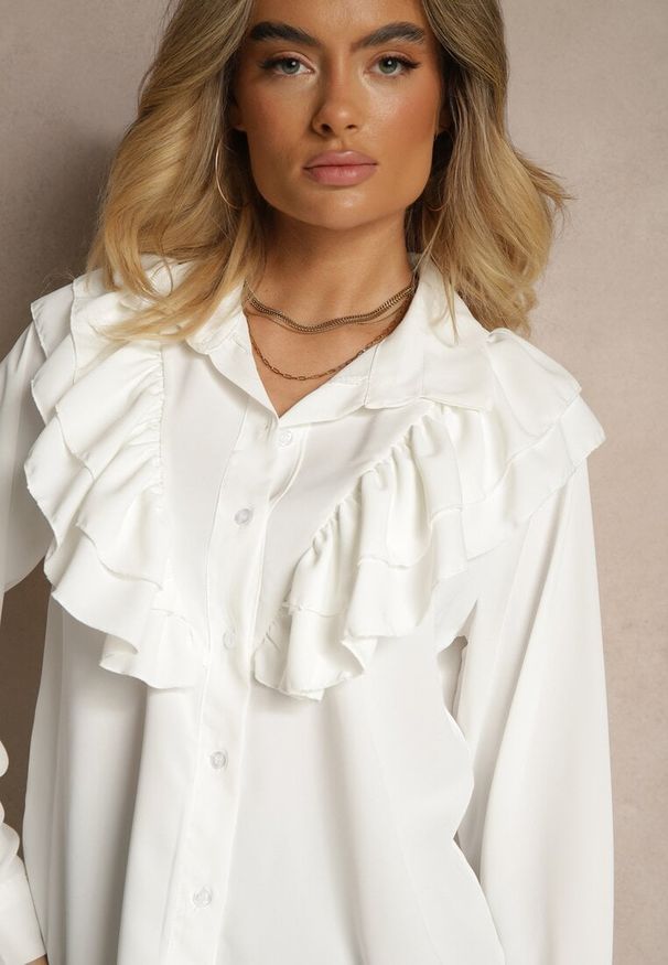 Renee - Biała Koszula Ozdobiona Falbaną Kornella. Okazja: na co dzień. Typ kołnierza: kołnierzyk klasyczny. Kolor: biały. Materiał: jeans. Wzór: aplikacja. Styl: klasyczny, elegancki, casual
