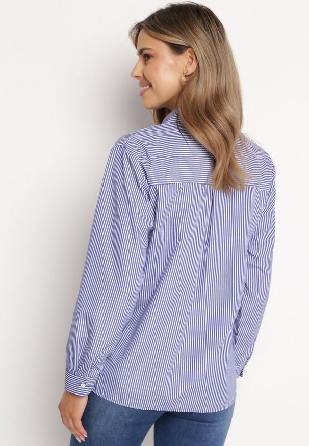 Born2be - Granatowa Koszula w Paski z Ażurowym Haftem Varnielia. Okazja: na spotkanie biznesowe, do pracy. Kolor: niebieski. Wzór: ażurowy, haft, paski. Styl: biznesowy