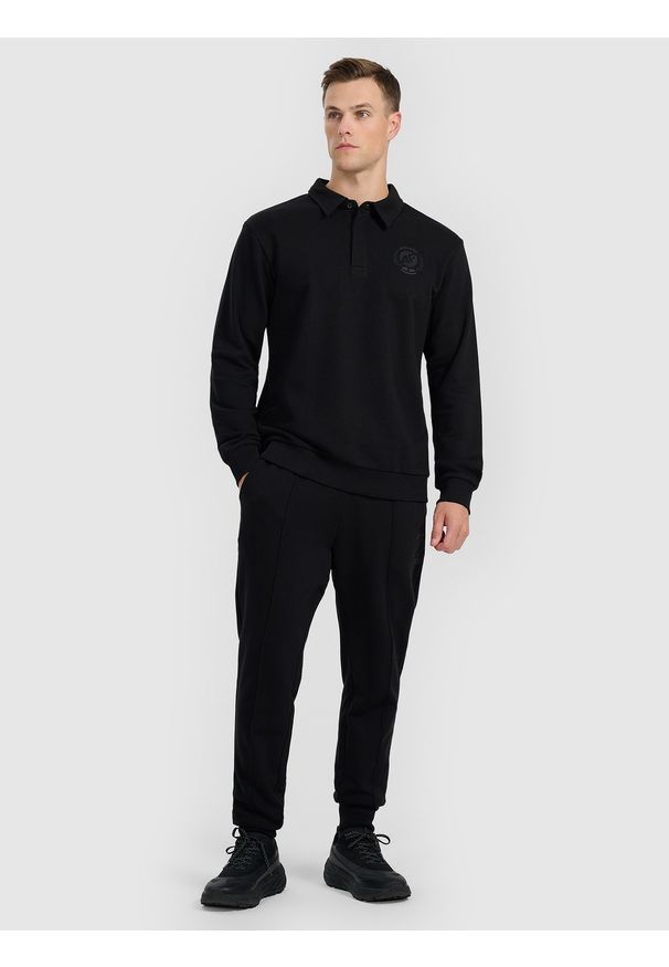 4f - 4F Bluza dresowa regular z kołnierzykiem męska - czarna S. Okazja: na co dzień. Typ kołnierza: kołnierzyk klasyczny. Kolor: czarny. Materiał: dresówka. Styl: klasyczny, casual, elegancki, sportowy