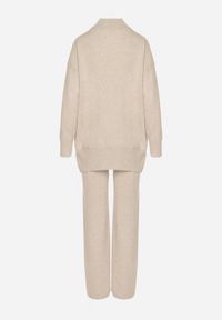 Born2be - Jasnobeżowy Dzianinowy Komplet z Wełną Sweter z Półgolfem i Szerokie Spodnie Lanerra. Kolor: beżowy. Materiał: dzianina, wełna. Sport: turystyka piesza #5
