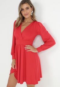 Born2be - Czerwona Sukienka Kopertowa Taliowana Maecenus. Okazja: na co dzień. Typ kołnierza: dekolt w serek. Kolor: czerwony. Materiał: wiskoza. Typ sukienki: kopertowe. Styl: casual, elegancki #4