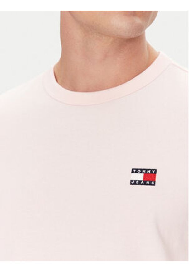 Tommy Jeans T-Shirt Badge DM0DM20322 Różowy Regular Fit. Kolor: różowy. Materiał: bawełna