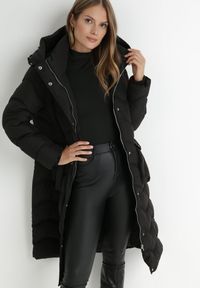 Born2be - Czarna Kurtka Pikowana z Paskiem Jalogi. Okazja: na co dzień. Typ kołnierza: komin. Kolor: czarny. Materiał: wełna, materiał. Długość rękawa: długi rękaw. Długość: długie. Sezon: zima. Styl: casual #4