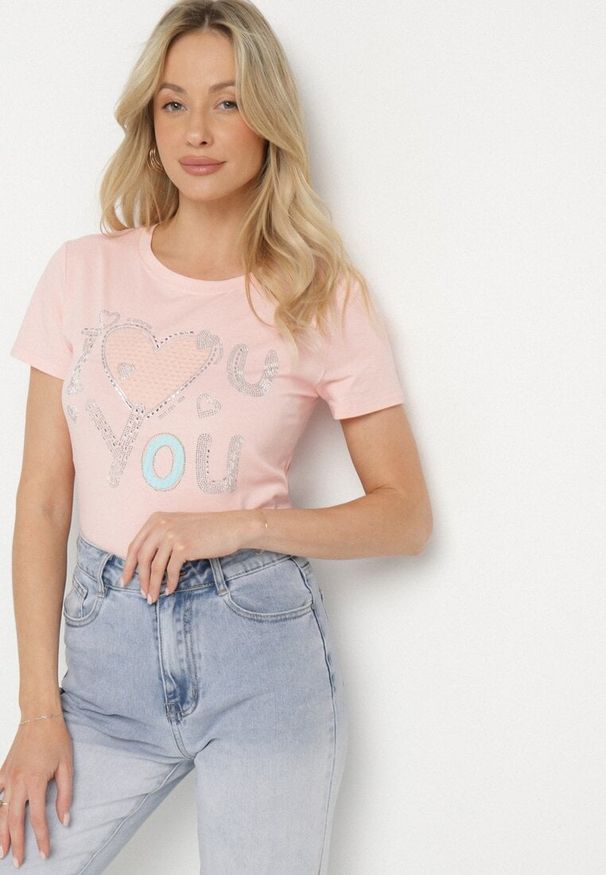 Born2be - Różowy Bawełniany T-shirt z Sercem i Napisem Olirwenna. Okazja: na co dzień. Kolor: różowy. Materiał: bawełna. Wzór: napisy. Styl: casual