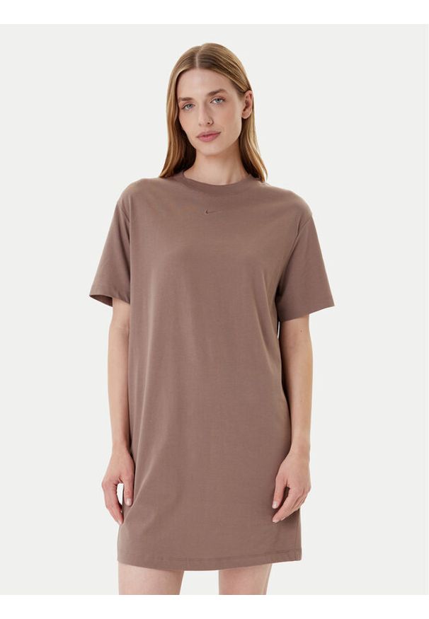 Nike Sukienka codzienna DV7882 Brązowy Relaxed Fit. Okazja: na co dzień. Kolor: brązowy. Materiał: bawełna. Typ sukienki: proste. Styl: casual