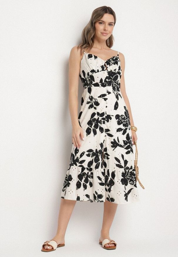 Born2be - Czarna Ażurowa Sukienka z Bawełny o Rozkloszowanym Kroju na Ramiączkach Nitaria. Okazja: na co dzień, na imprezę, na spacer. Typ kołnierza: dekolt w kształcie V. Kolor: biały. Materiał: bawełna. Długość rękawa: na ramiączkach. Wzór: ażurowy. Sezon: lato. Styl: casual