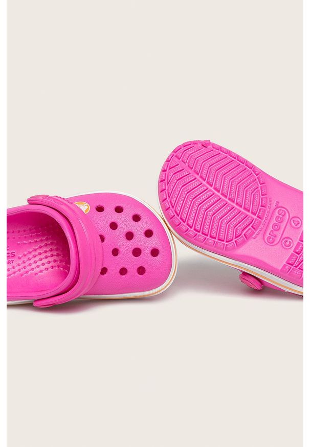 Crocs - Klapki dziecięce. Kolor: różowy. Materiał: guma, materiał. Wzór: gładki