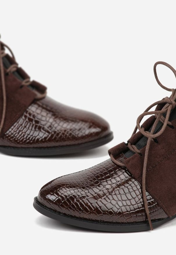 Born2be - Brązowe Botki Typu Trzewiki z Lakierowanymi Wstawkami z Tłoczeniem Krokodyla Zetilla. Kolor: brązowy. Materiał: lakier. Styl: elegancki