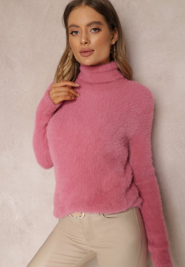 Renee - Ciemnoróżowy Golf Wełniany Cheki. Typ kołnierza: golf. Kolor: różowy. Materiał: wełna. Długość rękawa: długi rękaw. Długość: długie