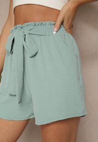 Renee - Zielone Szorty High Waist z Ozdobnym Wiązaniem i Gumką w Pasie Mevalena. Okazja: na co dzień. Stan: podwyższony. Kolor: zielony. Styl: elegancki, casual #5