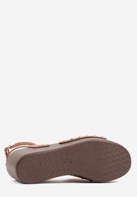 Born2be - Brązowe Sandały na Koturnie i Platformie Ozdobione Nitami Rhethe. Okazja: na co dzień. Zapięcie: sprzączka. Kolor: brązowy. Materiał: jeans. Wzór: aplikacja. Sezon: wiosna, lato. Obcas: na koturnie. Styl: casual, elegancki #6