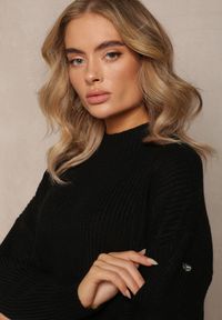 Renee - Czarny Sweter Golf z Prążkowanej Dzianiny Ervanna. Typ kołnierza: golf. Kolor: czarny. Materiał: dzianina, prążkowany. Długość rękawa: długi rękaw. Długość: długie
