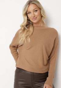 Born2be - Beżowy Klasyczny Sweter z Dekoltem w Łódkę Rieline. Okazja: na co dzień. Kolor: beżowy. Materiał: jeans. Długość rękawa: długi rękaw. Długość: długie. Styl: klasyczny #5