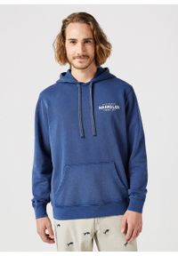 Wrangler - WRANGLER MĘSKA BLUZA GRAPHIC HOODIE NAVY 112350540 W671011976. Typ kołnierza: kaptur