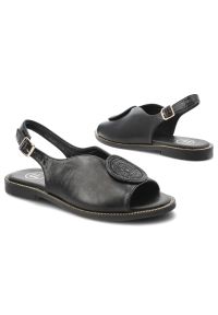 Sandały damskie Filippo, cholewka ze skóry ekologicznej na płaskiej podeszwie z elegancką broszką, czarne, DS6229/26. Kolor: czarny. Materiał: skóra ekologiczna. Obcas: na płaskiej podeszwie. Styl: elegancki #2