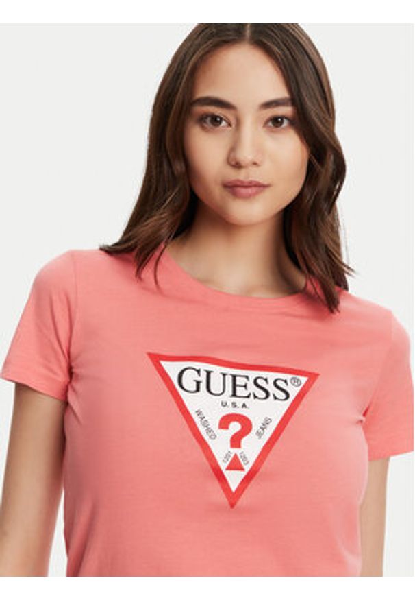 Guess T-Shirt W1YI1B I3Z14 Koralowy Regular Fit. Kolor: pomarańczowy. Materiał: bawełna