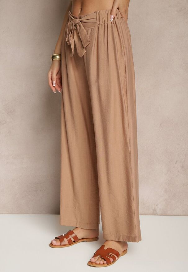 Renee - Jasnobrązowe Spodnie z Wiskozy o Szerokim Kroju z Kokardą Ellioria. Okazja: na co dzień, na spacer. Kolor: brązowy. Materiał: wiskoza. Styl: elegancki, casual
