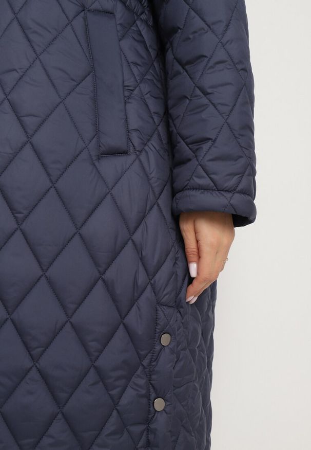 Born2be - Granatowa Pikowana Kurtka z Kapturem i Wewnętrznymi Ściągaczami w Talii Tilini. Okazja: na co dzień. Typ kołnierza: kaptur. Kolor: niebieski. Materiał: jeans. Długość rękawa: długi rękaw. Długość: długie. Styl: sportowy, elegancki, casual