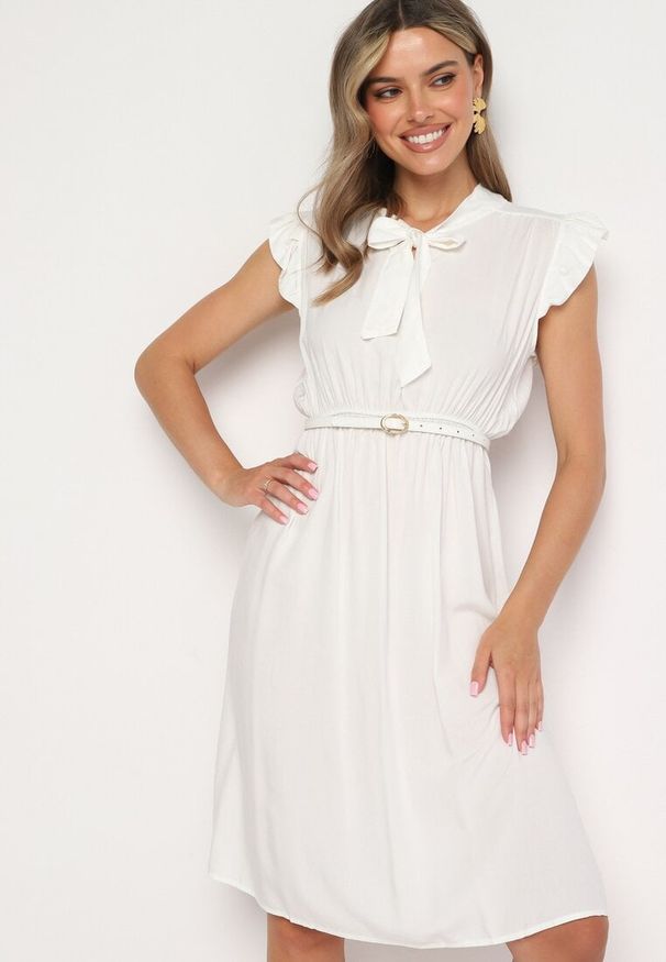 Born2be - Biała Rozkloszowana Sukienka z Wiązanym Dekoltem i Gumką w Pasie Ozdobiona Falbanką Dimonima. Kolor: biały. Materiał: bawełna, wiskoza. Wzór: aplikacja. Typ sukienki: rozkloszowane. Styl: retro, elegancki