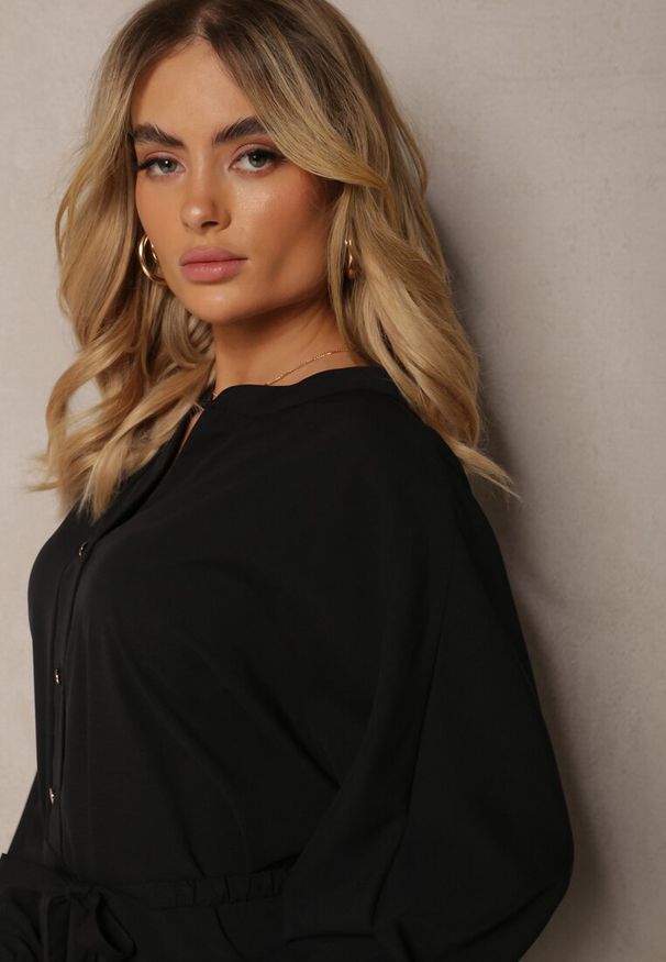 Renee - Czarna Koszulowa Sukienka z Paseczkiem w Talii i Rozkloszowanym Dołem Dalmiena. Kolor: czarny. Długość rękawa: długi rękaw. Typ sukienki: koszulowe. Styl: elegancki