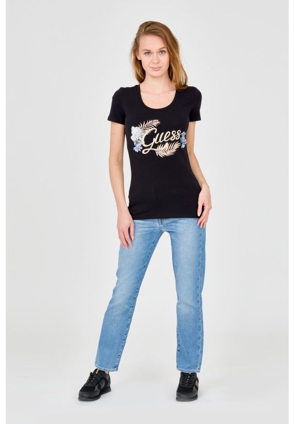 Guess - GUESS Damski czarny t-shirt ze zdobionym logo. Kolor: czarny. Wzór: aplikacja