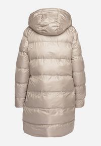 Born2be - Beżowa Pikowana Kurtka o Długim Kroju z Kapturem Kieszeniami i Dwustronnym Suwakiem Sanarose. Okazja: na spacer, na co dzień. Typ kołnierza: kaptur. Kolor: beżowy. Materiał: dzianina, jeans. Długość: długie. Wzór: aplikacja. Styl: casual, elegancki #6